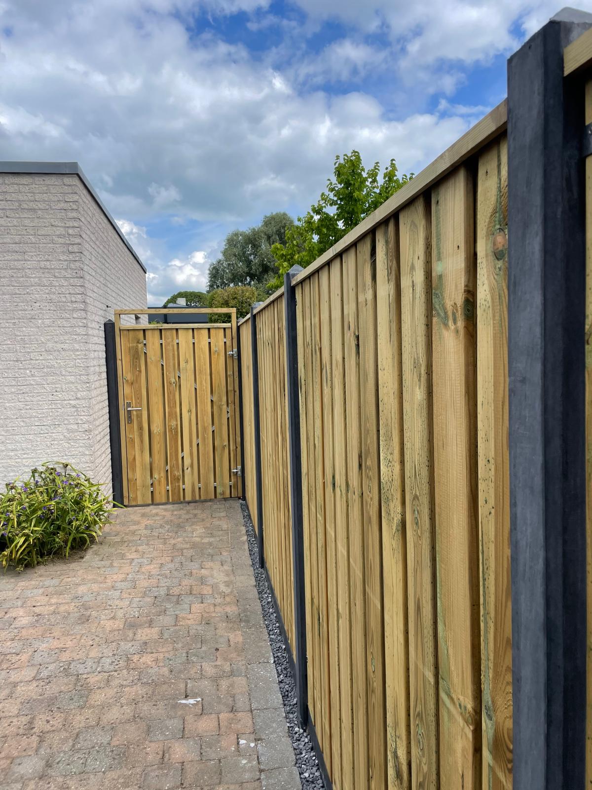 houten-schutting-tuinpoort-bestrating