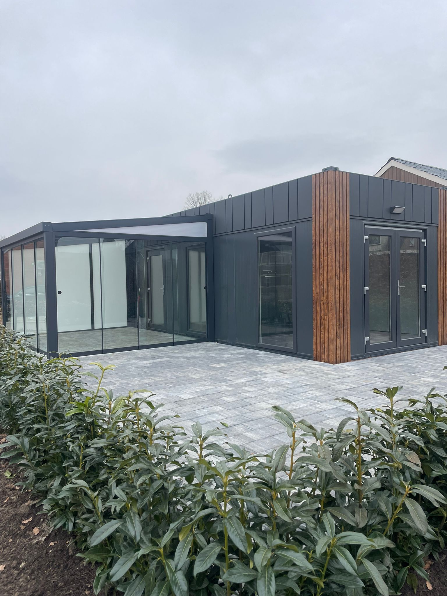 tuinkamer-glazen-schuifdeuren-houtaccent