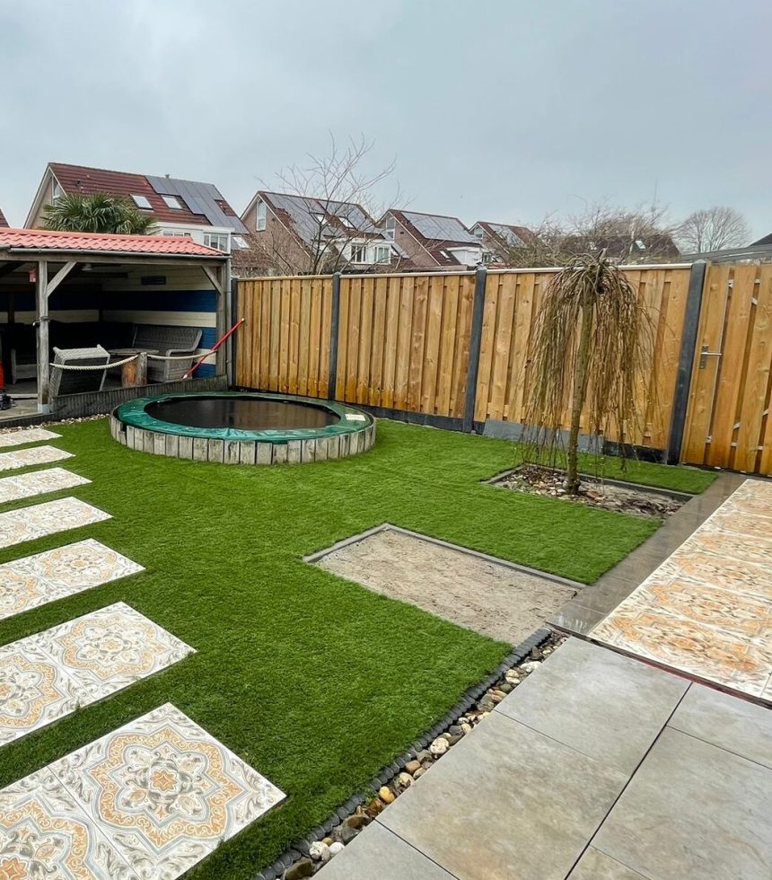 tuin-kunstgras-stapstenen-schutting